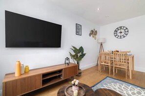 Interior - Modern Shoreditch Apartment with Balcony Sleeps 4 (Greater London)