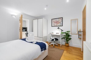 1 chambre, bureau, fer et planche à repasser, lit de bébé portatif