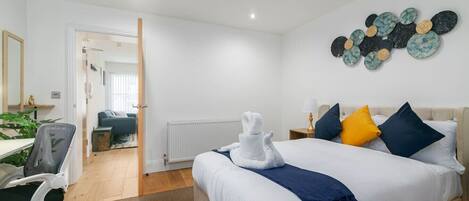 1 sovrum, skrivbord, strykjärn/strykbräda och resesäng