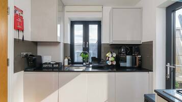 Coffee/tea maker, fridge, microwave, oven