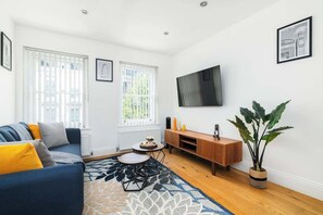 Smart TV, offices - Modern Shoreditch Apartment with Balcony Sleeps 4 (Greater London)