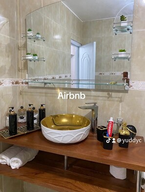 Dusch, handdukar, tvål och schampo