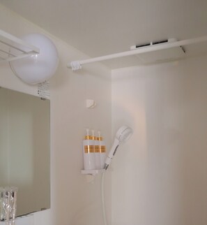 Secadora de cabello, bidet, toallas, jabón 