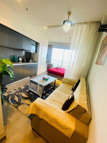 Stays in the vicinity of yamuna river and clouds with in India's tallest tower