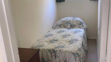 2 habitaciones, tabla de planchar con plancha y ropa de cama