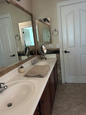 Hårføner, håndklær, såpe og toalettpapir