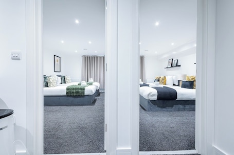 2 bedrooms, WiFi, bed sheets. Sunrise Haven Sleeps 7 with Parking