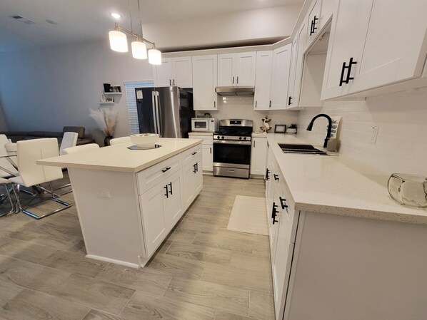 電子レンジ、オーブン、コンロ、食器洗い機