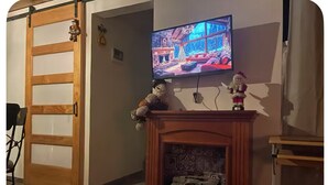 A living room with a fireplace, a television mounted on the wall, and a sliding door. - Charming 1-bedroom cabin in Unidad habitacional Santa Teresa with jacuzzi (Unidad habitacional Santa Teresa)