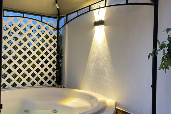 Outdoor spa tub