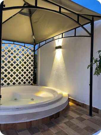 Outdoor spa tub. Charming 1-bedroom cabin in Unidad habitacional Santa Teresa with jacuzzi