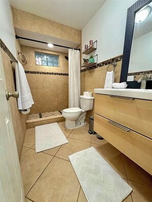 Haartrockner, Handtücher, Seife, Shampoo