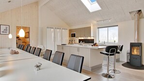 Jääkaappi, uuni, liesi, kahvin-/teenkeitin