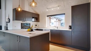 冷蔵庫、オーブン、コンロ、コーヒー / ティーメーカー