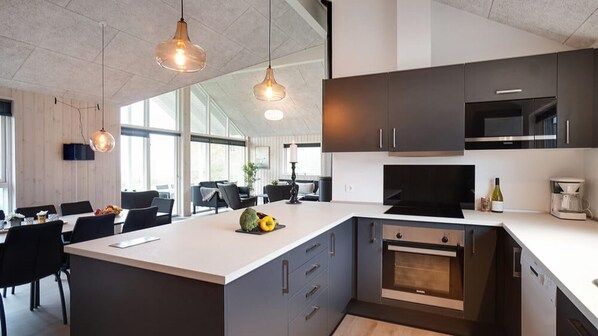 Fridge, oven, stovetop, coffee/tea maker