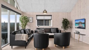 暖炉、テーブルサッカー台、卓球台