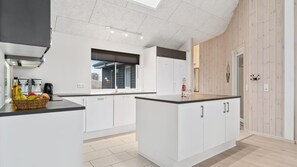 Fridge, oven, stovetop, coffee/tea maker