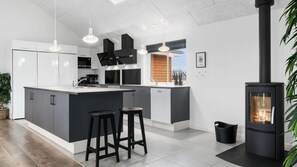 Fridge, oven, stovetop, coffee/tea maker