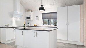 Køleskab, ovn, kogeplade, kaffe-/temaskine