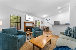 Interior - Table Rock Lake Access-Upgraded Bungalow w Washer & Dryer-Free Attraction Tickets-Mini Golf (Kimberling City)