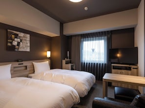 Twin Room | Desk, laptop workspace, blackout drapes, iron/ironing board