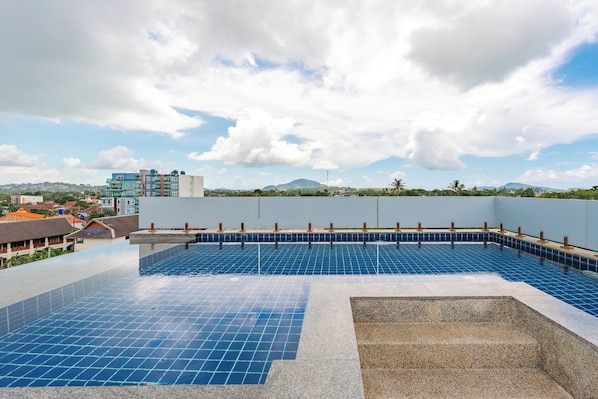 Una piscina al aire libre