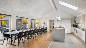 Fridge, oven, stovetop, coffee/tea maker