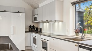 ثلاجة، فرن، موقد طهي مسطح، ماكينة لصنع القهوة/الشاي