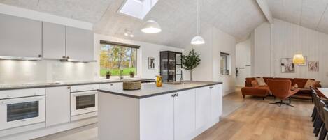 冷蔵庫、オーブン、コンロ、コーヒー / ティーメーカー