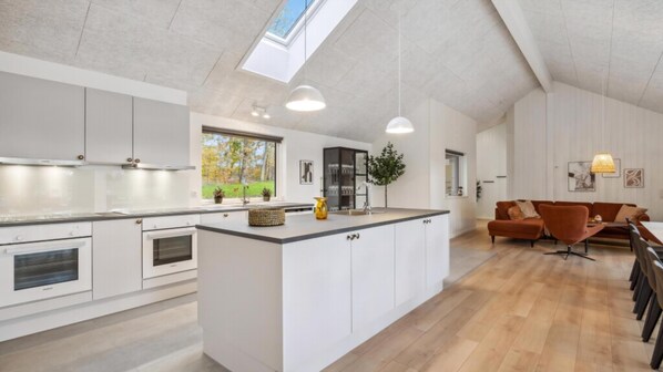 Fridge, oven, stovetop, coffee/tea maker