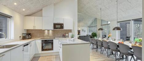 Køleskab, ovn, kogeplade, kaffe-/temaskine