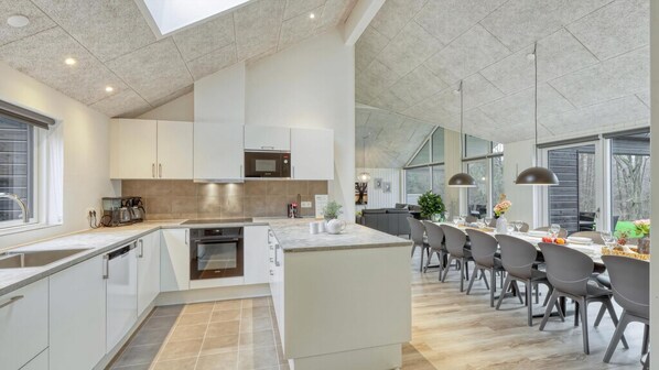 Fridge, oven, stovetop, coffee/tea maker