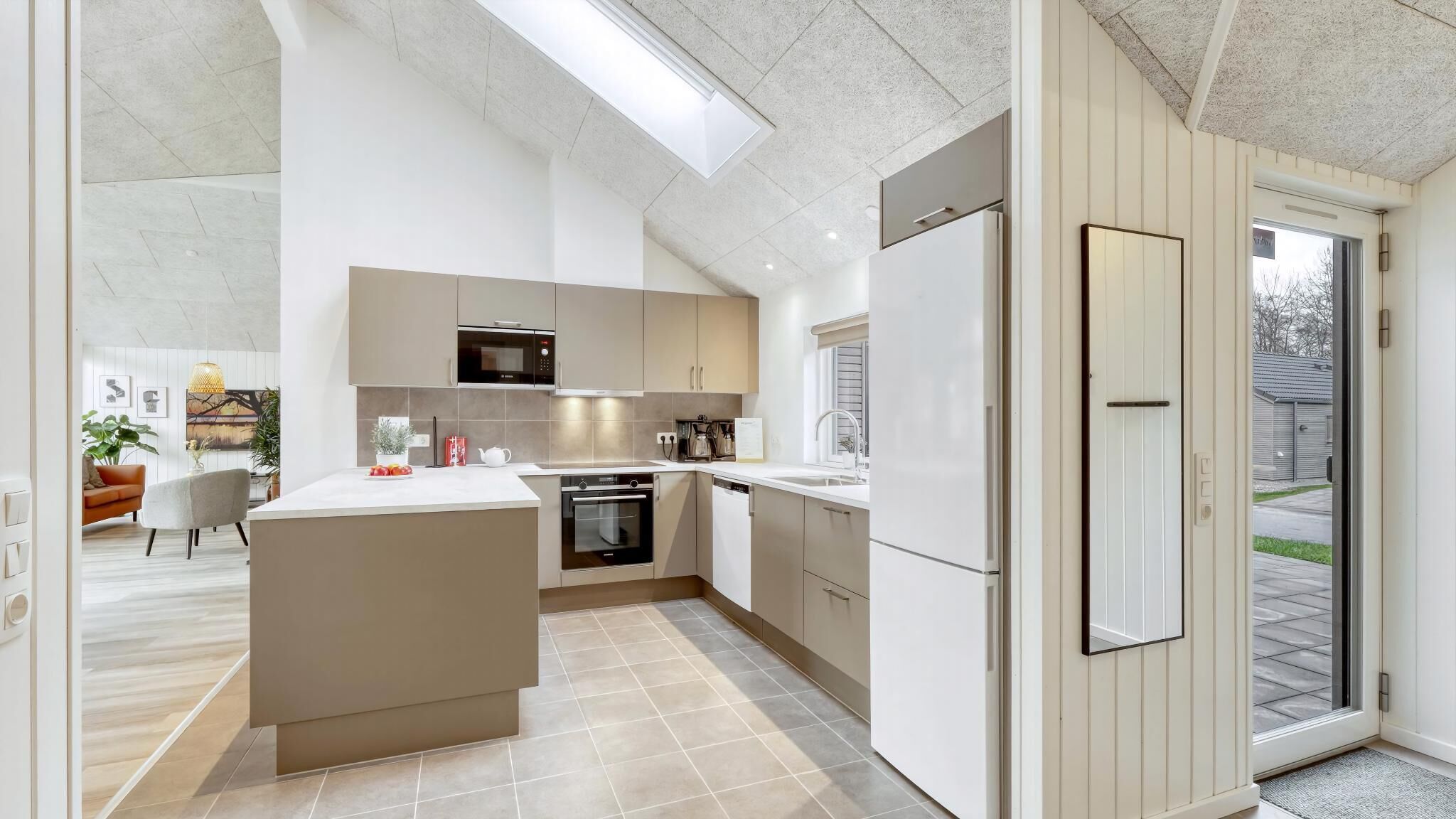 Refrigerador, horno, parrilla de estufa y cafetera y tetera 