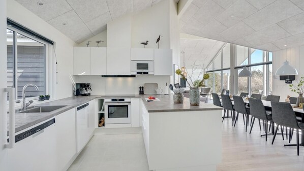 Fridge, oven, stovetop, coffee/tea maker - VillaVilla #802 - Fjellerup, Østjylland (Glesborg)