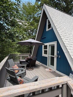 Terrace/patio - Cozy 2-bedroom tiny cabin with roomy loft, AC, and fire pit near Bryce Resort (Mount Jackson)