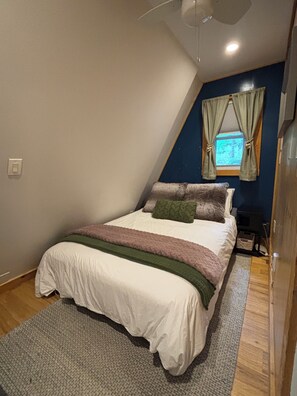 2 bedrooms, travel cot, free WiFi, bed sheets