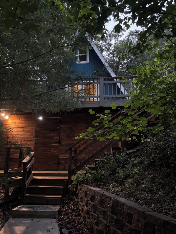 Exterior - Cozy 2-bedroom tiny cabin with roomy loft, AC, and fire pit near Bryce Resort (Mount Jackson)