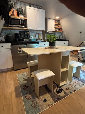 Frigorifero, microonde, forno, piano cottura