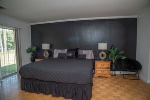 2 bedrooms, in-room safe, desk, iron/ironing board