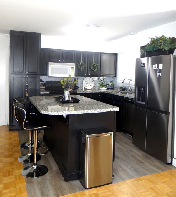 冷蔵庫、電子レンジ、オーブン、コンロ