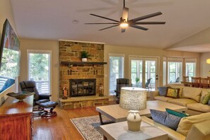 Televisión, chimenea y tenis de mesa 