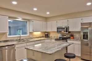 Refrigerador, microondas, horno y parrilla de estufa 