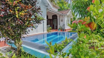 Piscina externa, espreguiçadeiras