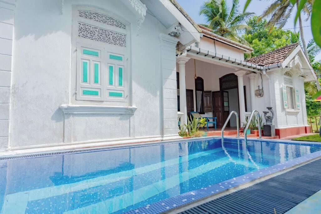 Outdoor pool, pool loungers