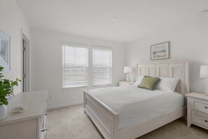 3 bedrooms, iron/ironing board, WiFi, bed sheets - Charming New 3-Bedroom Townhome In Sarasota Near Beaches/UTC/Downtown/Airport (Sarasota)