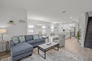 Smart TV - Charming New 3-Bedroom Townhome In Sarasota Near Beaches/UTC/Downtown/Airport (Sarasota)