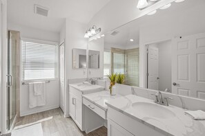 Shower, hair dryer, towels, soap - Charming New 3-Bedroom Townhome In Sarasota Near Beaches/UTC/Downtown/Airport (Sarasota)