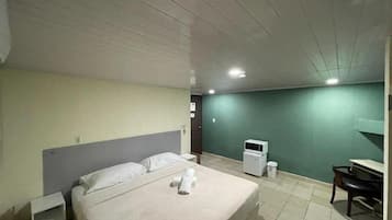 Habitación doble | Caja de seguridad en la habitación y escritorio