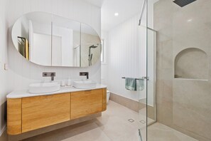 Een douche, handdoeken, zeep