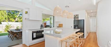 ثلاجة، ميكروويف، موقد طهي مسطح، غسالة أطباق